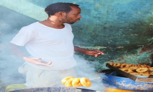 Zdjecie ETIOPIA / Harari / Po drodze / Sprzedawca pczkw