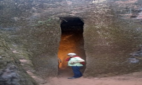 Zdjcie ETIOPIA / Amhara  / Lalibela / 16,Kompleks sakralny w Lalibela wzorowa si na Nowym Testamencie, Ucho igielne