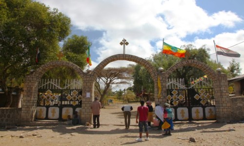 Zdjcie ETIOPIA / 66 km na po.-zach. od Addis Abeby / Adadi  / Pielgrzymi przed bram kocioa Adadi Mariam