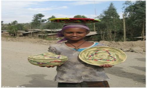 Zdjcie ETIOPIA / Okolice Gondar / wioska Felaszy / Dziewczynka z pamitkami