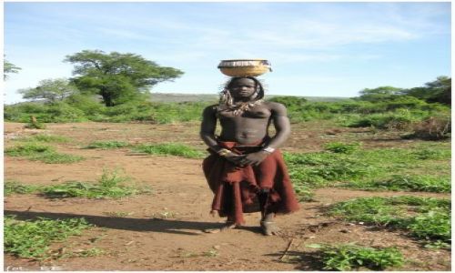 Zdjęcie ETIOPIA / Etiopia - południe / Mago National Park / Dziewczyna z koszem