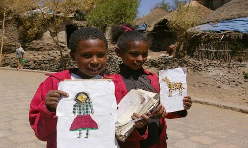 Zdjecie ETIOPIA / Północna - środkowa Etiopia / Lalibella / Dzieci wesoło wybiegły ze szkoły