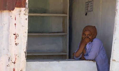 Zdjecie ETIOPIA / Północna - środkowa Etiopia / Addis Abbeba- targ Merkato / Choć półeczki puste mamy, do sklepiku zapraszamy