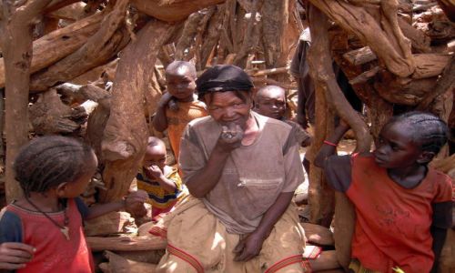 Zdjcie ETIOPIA / pd. Etiopia, Karat-Konso / Wioska plemienia Konso / Kobieta z fajk