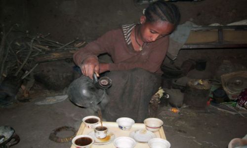 Zdjecie ETIOPIA / pn. Etiopia, Lalibela / W chacie / Zaproszenie na kawę