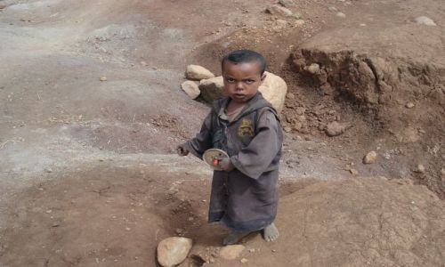 Zdjęcie ETIOPIA / Amhara / trasa Sankaber - Debark/ Simien / Dziecię z zabawką