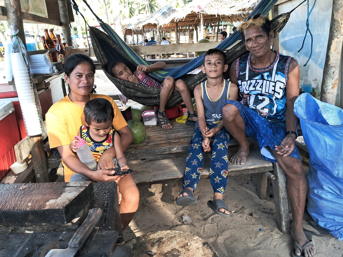 Zdjęcia: Nacpan Beach, Wyspa Palawan, Rodzinka sprzedawcy orzechów kokosowych, FILIPINY Zdjęcia: Nacpan Beach, Wyspa Palawan, Rodzinka sprzedawcy orzechów kokosowych, FILIPINY