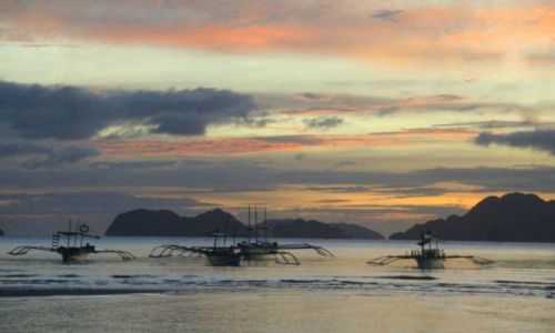 FILIPINY / Palawan / El Nido / Bangka o zachodzie