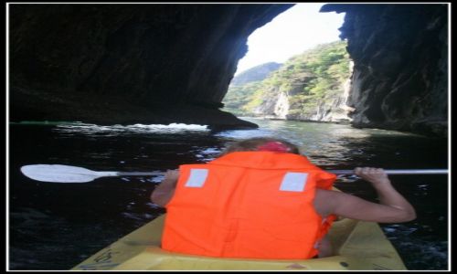 FILIPINY / Palawan / El Nido / Pyniemy w tunelu, pod skaami