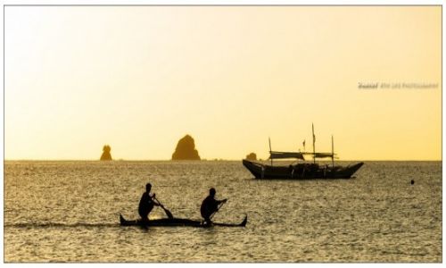 Zdjcie FILIPINY / Palawan / Nagtabon Beach / Two Pinoy with a boat