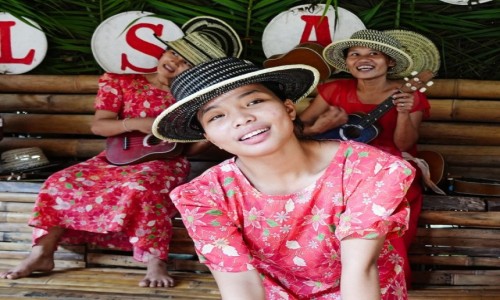 Zdj�cie FILIPINY / Wyspa Bohol  / Rzeka Loboc / Roz�piewane Filipinki