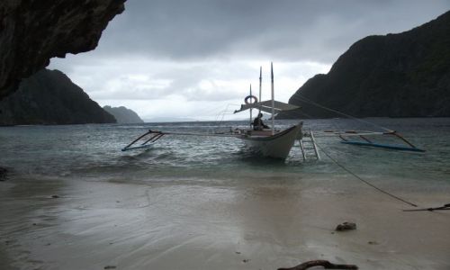 Zdjęcie FILIPINY / Palawan / Matinloc Island / ... w tle... przesmyk pomiędzy Matinloc a Tapiutan...