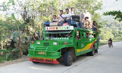 Zdjecie FILIPINY / PALAWAN / W DRODZE DO PORT BURTON / WESOY AUTOBUS