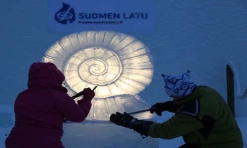 FINLANDIA / Laponia / Kemi / Rzebiarze lodowi przy pracy