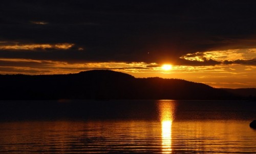 FINLANDIA / Laponia / Inari / Soce o pnocy nad jeziorem Inari
