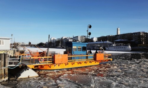 Zdjęcie FINLANDIA /  Varsinais-Suomi  / Turku  / Prom przez rzekę Aurajoki zimą