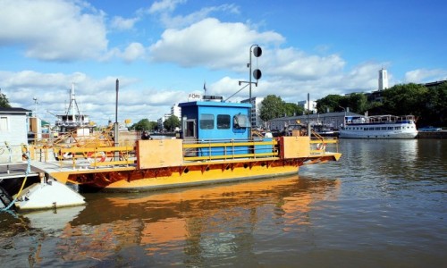 Zdjęcie FINLANDIA /  Varsinais-Suomi  / Turku  / Prom przez rzekę Aurajoki latem