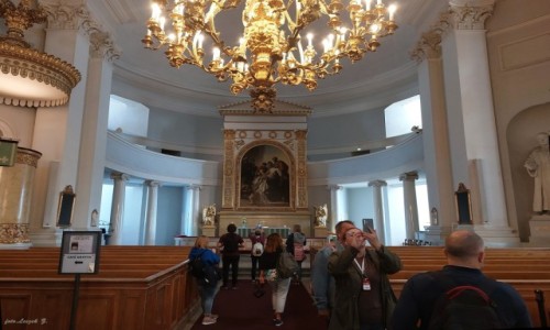 Zdjcie FINLANDIA / Helsinki. / Plac senacki. / Bez przepychu otarz gwny katedry.