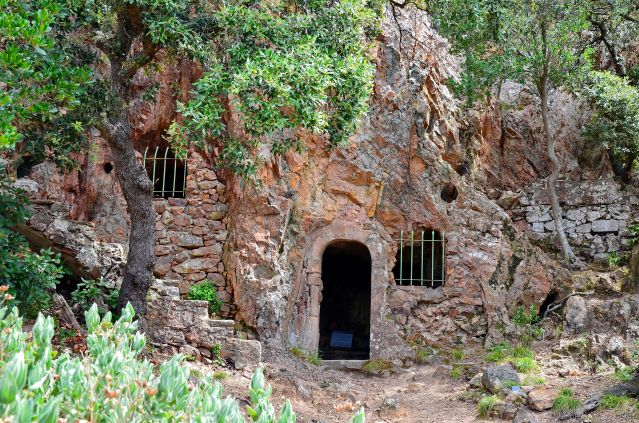 Zdjęcia: Esterel Park, Provance, Skalna kaplica, FRANCJA Zdjęcia: Esterel Park, Provance, Skalna kaplica, FRANCJA