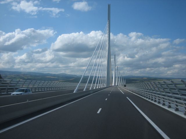 Zdjęcia: Okolice wiaduktu Millau, Midi-Pyrenees, Millau, FRANCJA Zdjęcia: Okolice wiaduktu Millau, Midi-Pyrenees, Millau, FRANCJA