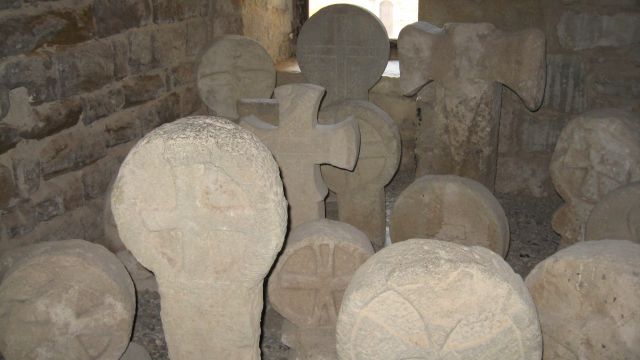 Zdjęcia: zamek w Carcassonne, Langwedocja, Krzyże ze średniowiecznych nagrobków, FRANCJA Zdjęcia: zamek w Carcassonne, Langwedocja, Krzyże ze średniowiecznych nagrobków, FRANCJA