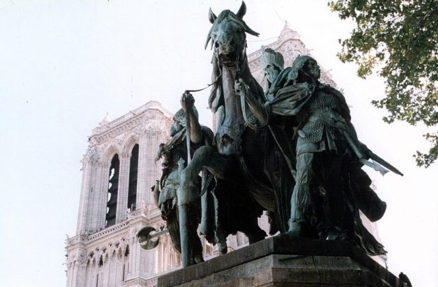 Zdjęcia: Paryż, Karol Wielki i wieże Notre- Dame, FRANCJA Zdjęcia: Paryż, Karol Wielki i wieże Notre- Dame, FRANCJA