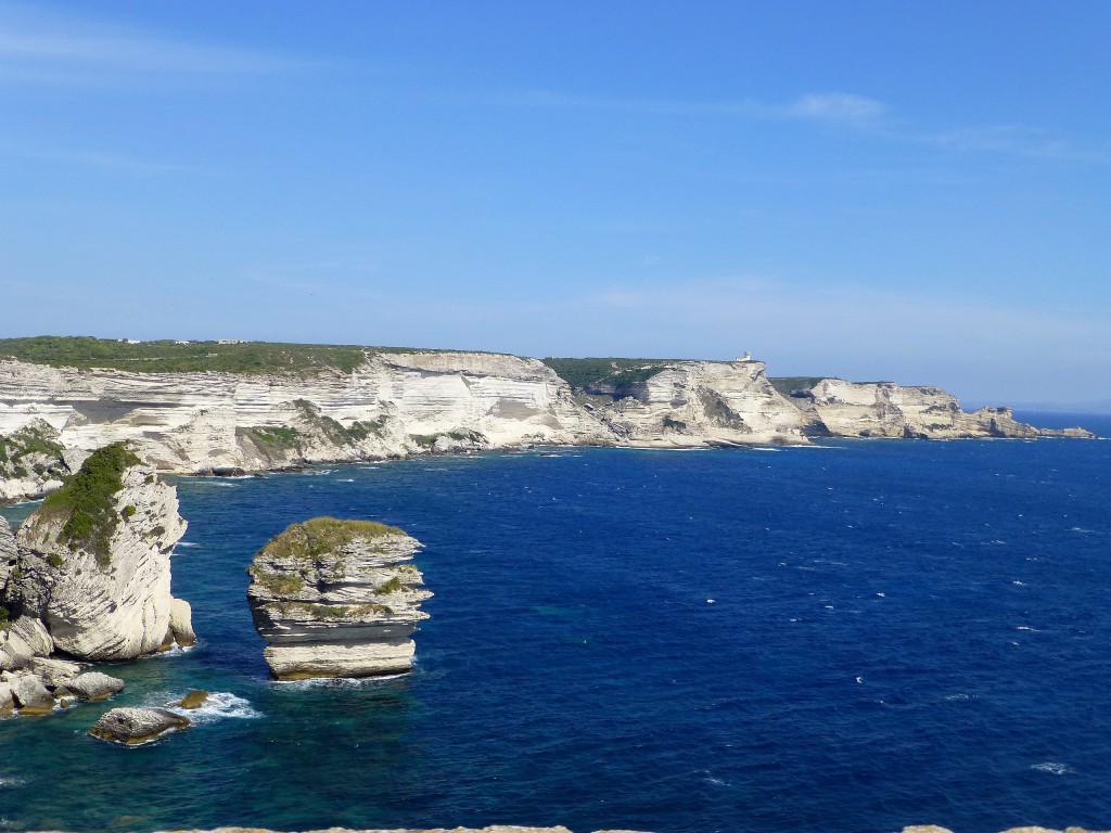Zdjęcia: Bonifacio, Korsyka, skała "Ziarenko Piasku" widziana z góry, FRANCJA Zdjęcia: Bonifacio, Korsyka, skała "Ziarenko Piasku" widziana z góry, FRANCJA