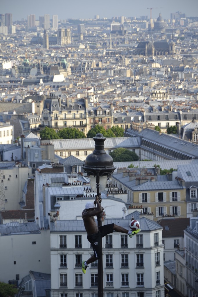 Zdjęcia: Przed katedrą Sacre Coeur, Paryż, Popisy, FRANCJA Zdjęcia: Przed katedrą Sacre Coeur, Paryż, Popisy, FRANCJA