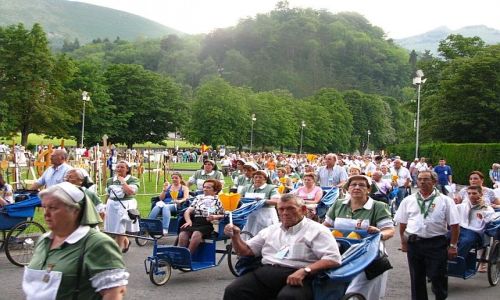 Zdjecie FRANCJA / rodkowe Pireneje / Lourdes / procesja
