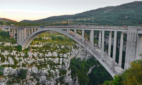 Zdjcie FRANCJA / Prowansja / Goerges du Verdun / Most ukowy ze zwisajc lin do bungee