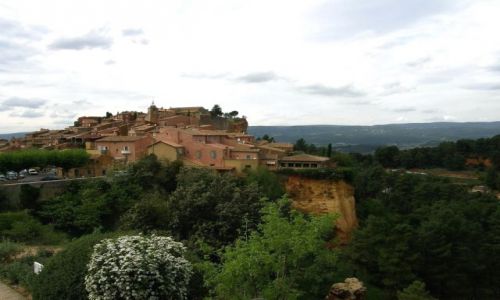 Zdjecie FRANCJA / Prowansja / Roussillon / Roussillon - miasteczko na ochrze