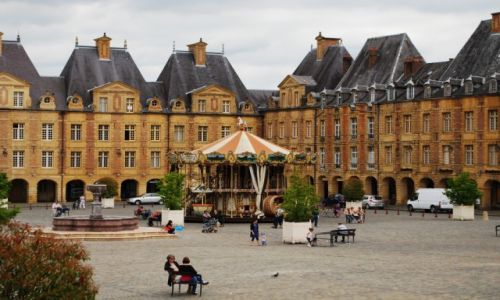 Zdjecie FRANCJA / Szampania / Charleville Mezieres / Karuzela