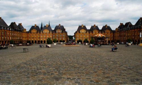 Zdjecie FRANCJA / Szampania / Charleville Mezieres / La Place Ducale