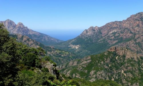 Zdjecie FRANCJA / Korsyka / droga do Col de Verghio / widok na wiosk Ota uczepion ska nad wwozem Spilonca
