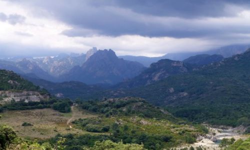 Zdjecie FRANCJA / Korsyka / pomidzy Porte Vecchio a Col de Bavella / w drodze na Col de Bavella- szykuje si burza