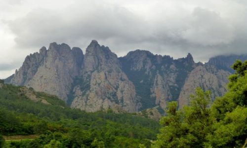 Zdjcie FRANCJA / Korsyka /  Col de Bavella / iglice  pasma grskiego na przeczy