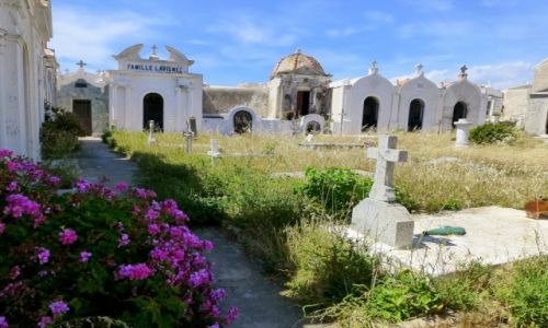 Zdjecie FRANCJA / Korsyka / Bonifacio / cmentarz w Bonifacio - piknie pooony