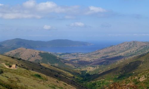 Zdjęcie FRANCJA / Korsyka / w drodze do Ajaccio / kolorowe góry