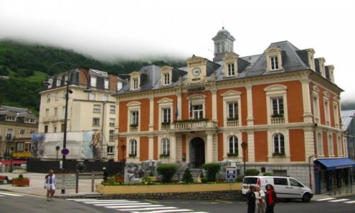 Zdjcie FRANCJA / Midi-Pyrenees / Cauterets / ratusz