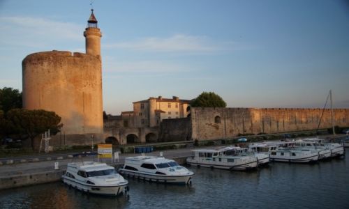 Zdjecie FRANCJA / Camargue / Aigues-Mortes / barki