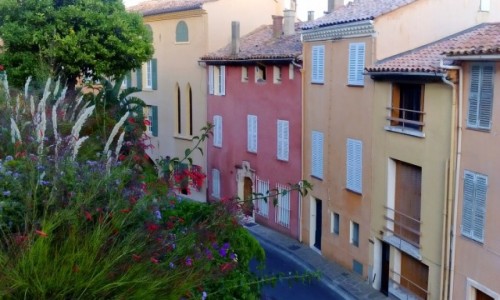 Zdj�cie FRANCJA / Lazurowe Wybrze�e / Bormes-les-Mimosas / Uliczka w Bormes-les-Mimosas