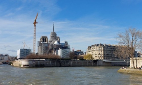 Zdjęcie FRANCJA / Paryż. / Rejs po Sekwanie. / Katedra Notre-Dame z rejsu statkiem.