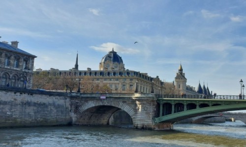 Zdjęcie FRANCJA / Paryż. / Rejs po Sekwanie. / Handlowy sąd oraz most(Pont) Notre-Dame.