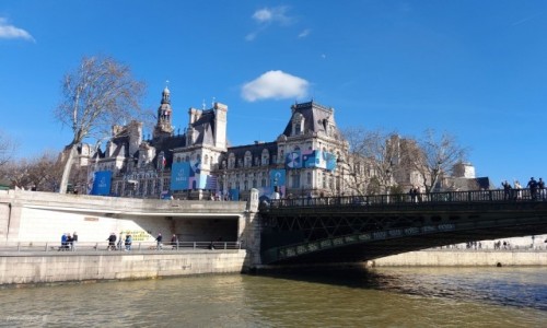 Zdjęcie FRANCJA / Paryż. / Rejs po Sekwanie. / CZY KTOŚ TAM JESZCZE ŻYJE.- Ratusz.