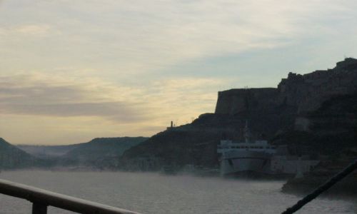 Zdjecie FRANCJA / Korsyka / Bonifacio / Wchodzimy do portu w Bonifacio