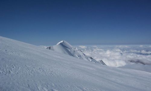 Zdjecie FRANCJA / - / W drodze na Mont Blanc / Aig de Bionassay (4052 m) w porannym socu