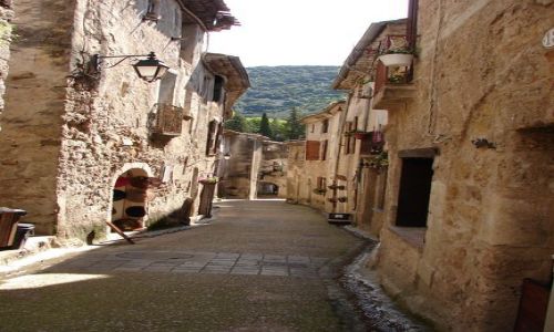 Zdjecie FRANCJA / - / St-Guilhem-le-deser / uliczka w St-Guilhem-le-deser