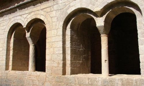 Zdjęcie FRANCJA / - / St-Guilhem-le-deser / W ogrodzie przy kościele