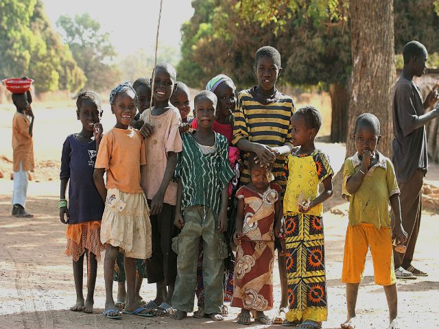 Zdjęcia: okolica rzeki Gambii, Gambijskie dzieci ochoczo pozowały do zdjęć, GAMBIA Zdjęcia: okolica rzeki Gambii, Gambijskie dzieci ochoczo pozowały do zdjęć, GAMBIA