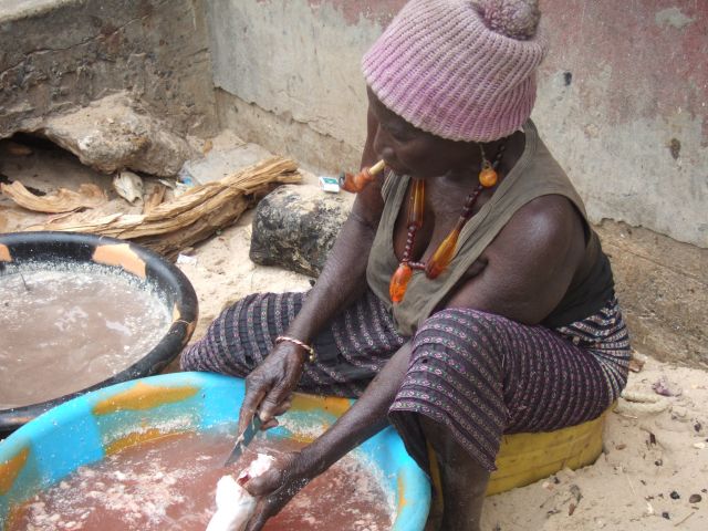 Zdjęcia: Banjul, Pracowita babcia, GAMBIA Zdjęcia: Banjul, Pracowita babcia, GAMBIA